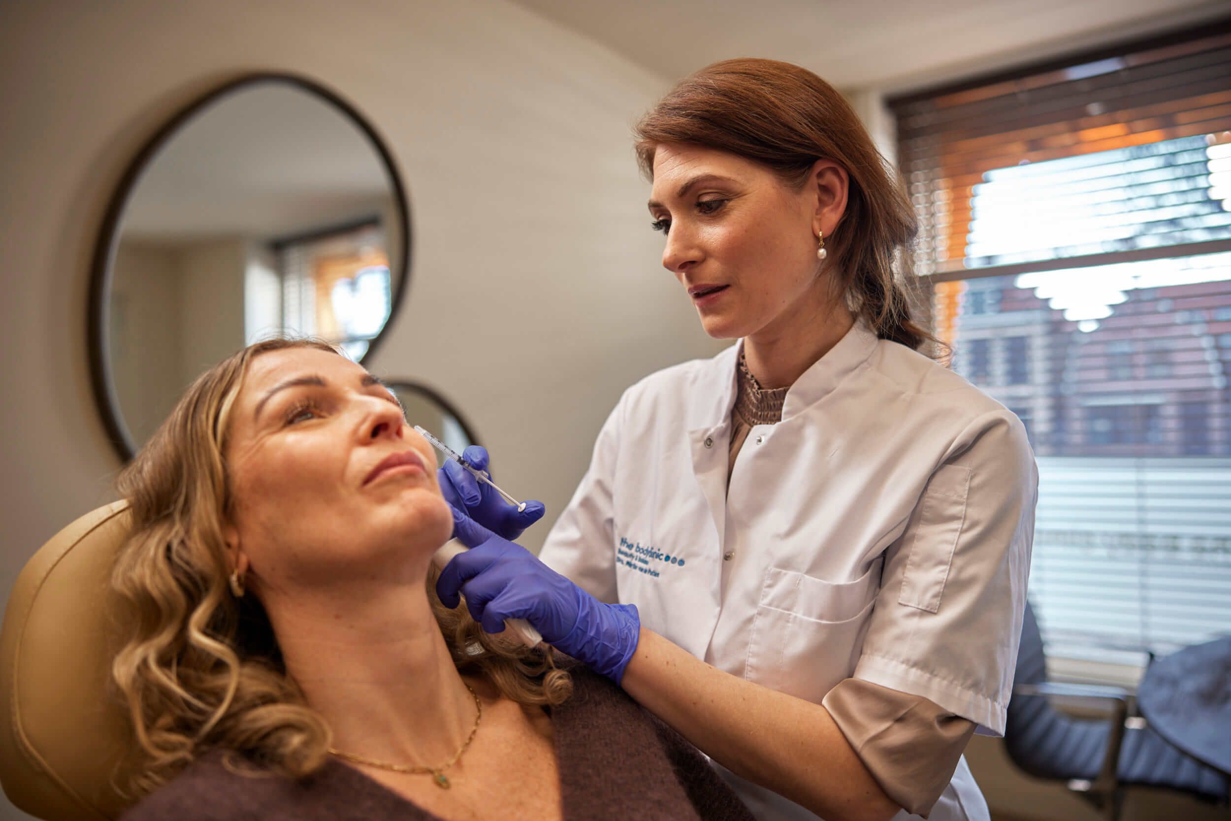 Cosmetisch arts voert fillerbehandeling uit bij client in Utrecht bij The Body Clinic