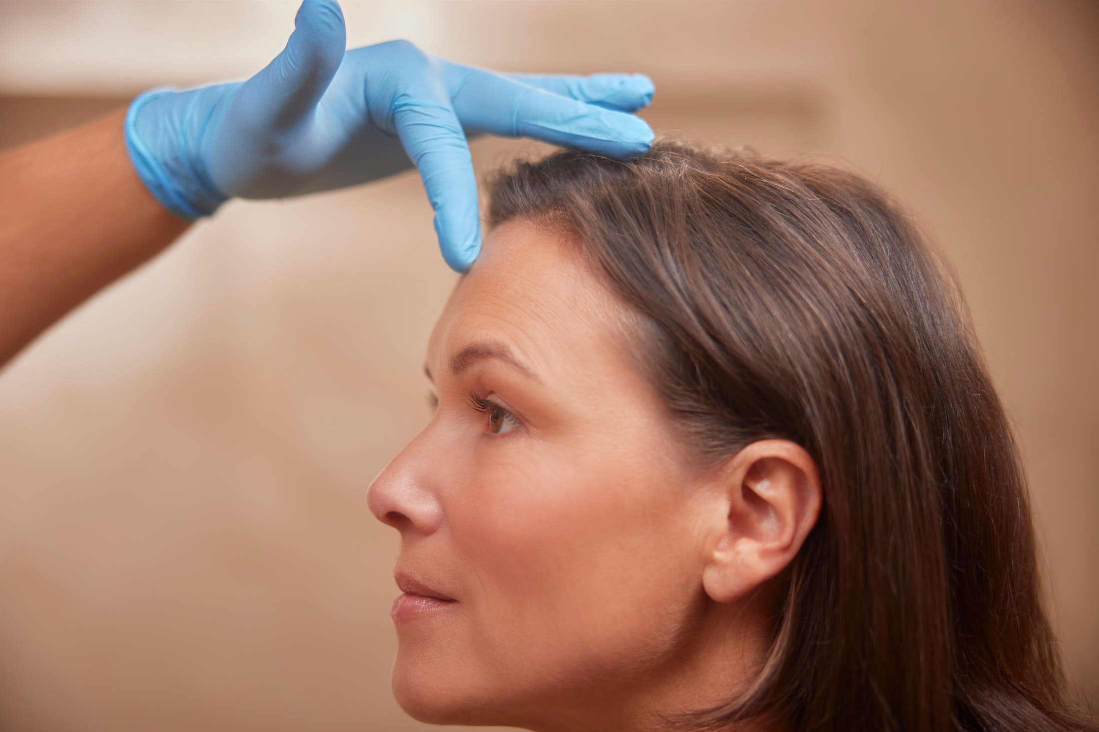 Arts voert botoxbehandeling uit bij The Body Clinic