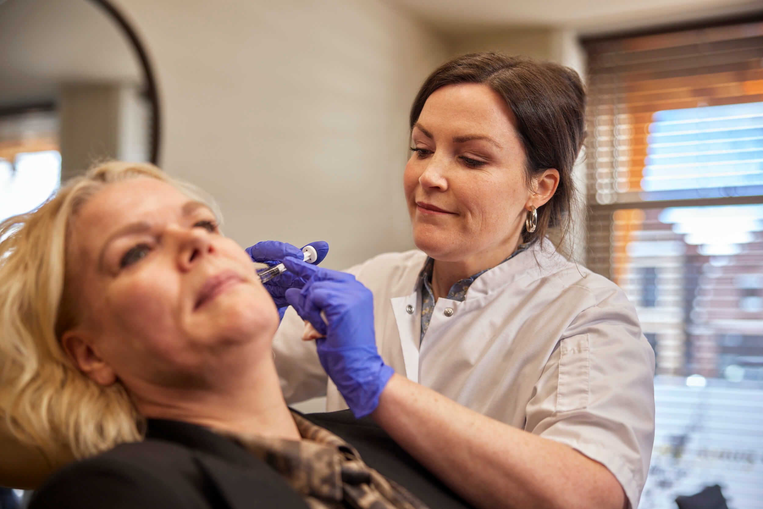 Arts voert botoxbehandeling uit voor hangende mondhoeken bij The Body Clinic