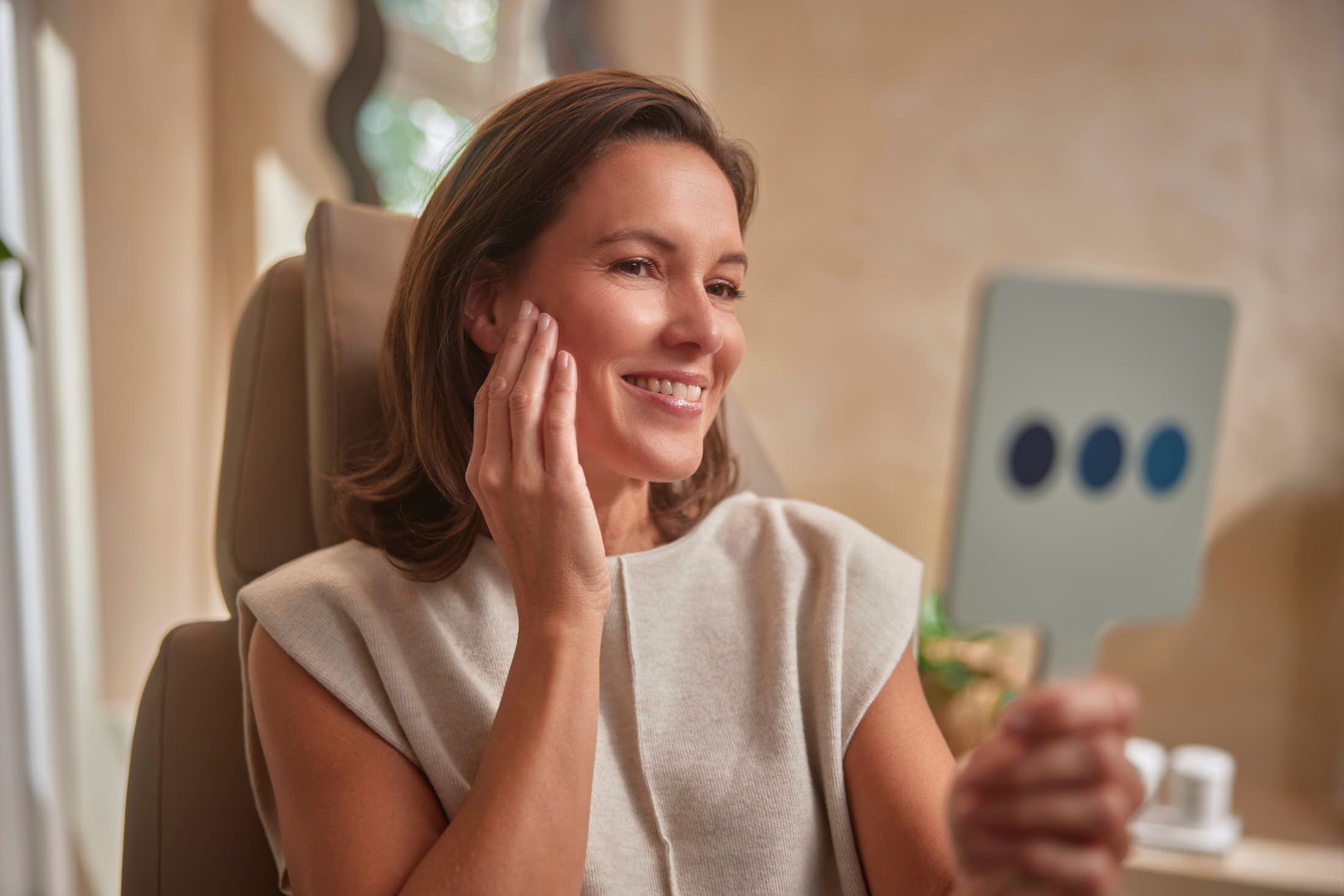 Cliënt bekijkt eigen gezicht voor fotodocumentatie bij the Body Clinic