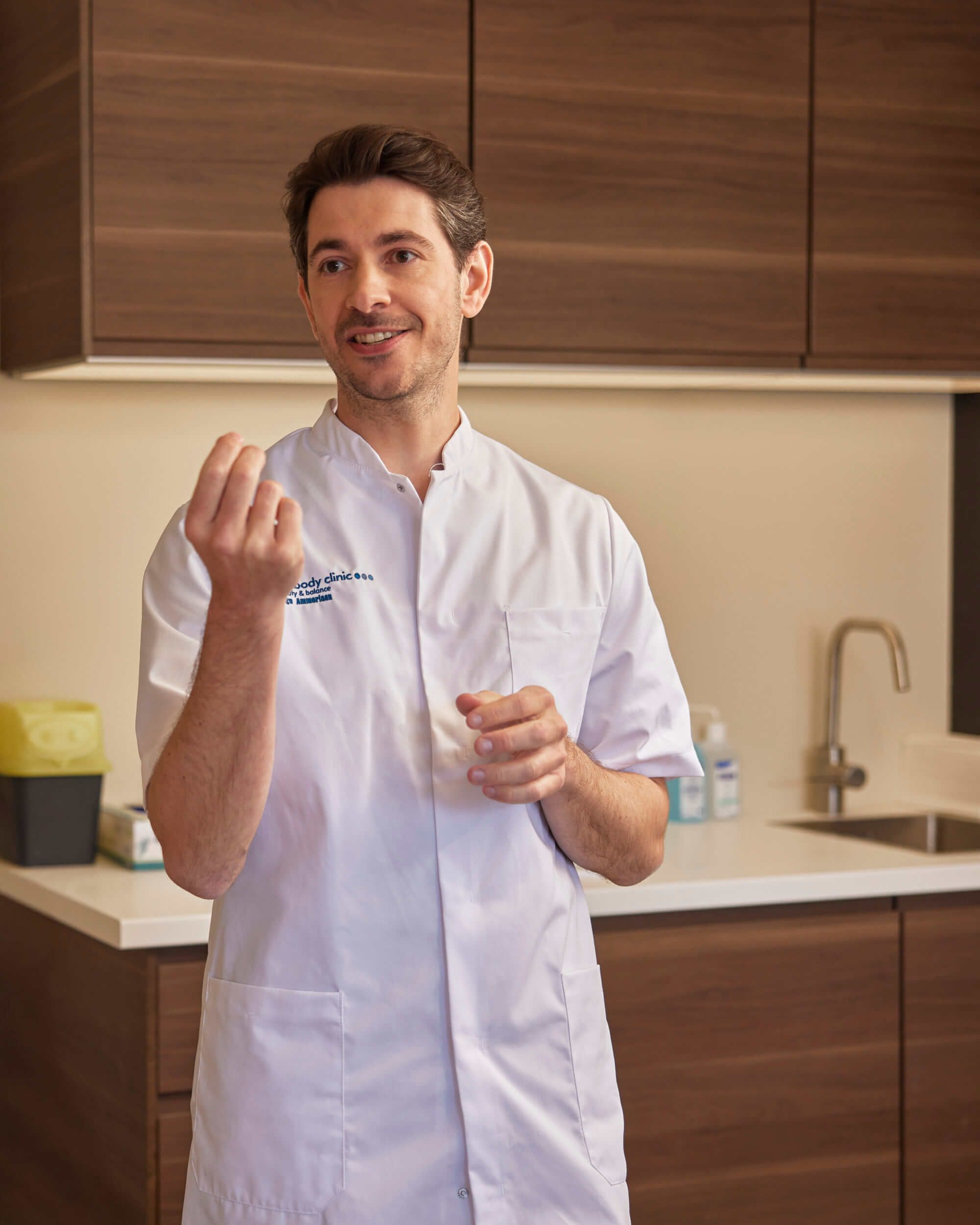 Arts legt veiligheid van lipfiller behandeling met hyaluronzuur uit bij The Body Clinic