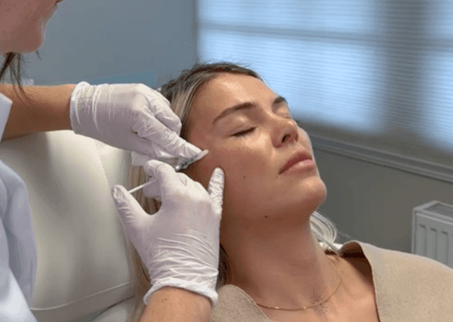 Cosmetisch arts Nicoline Nijman demonstreert botoxbehandeling voor frons, kraaienpootjes, en wenkbrauwlift bij The Body Clinic