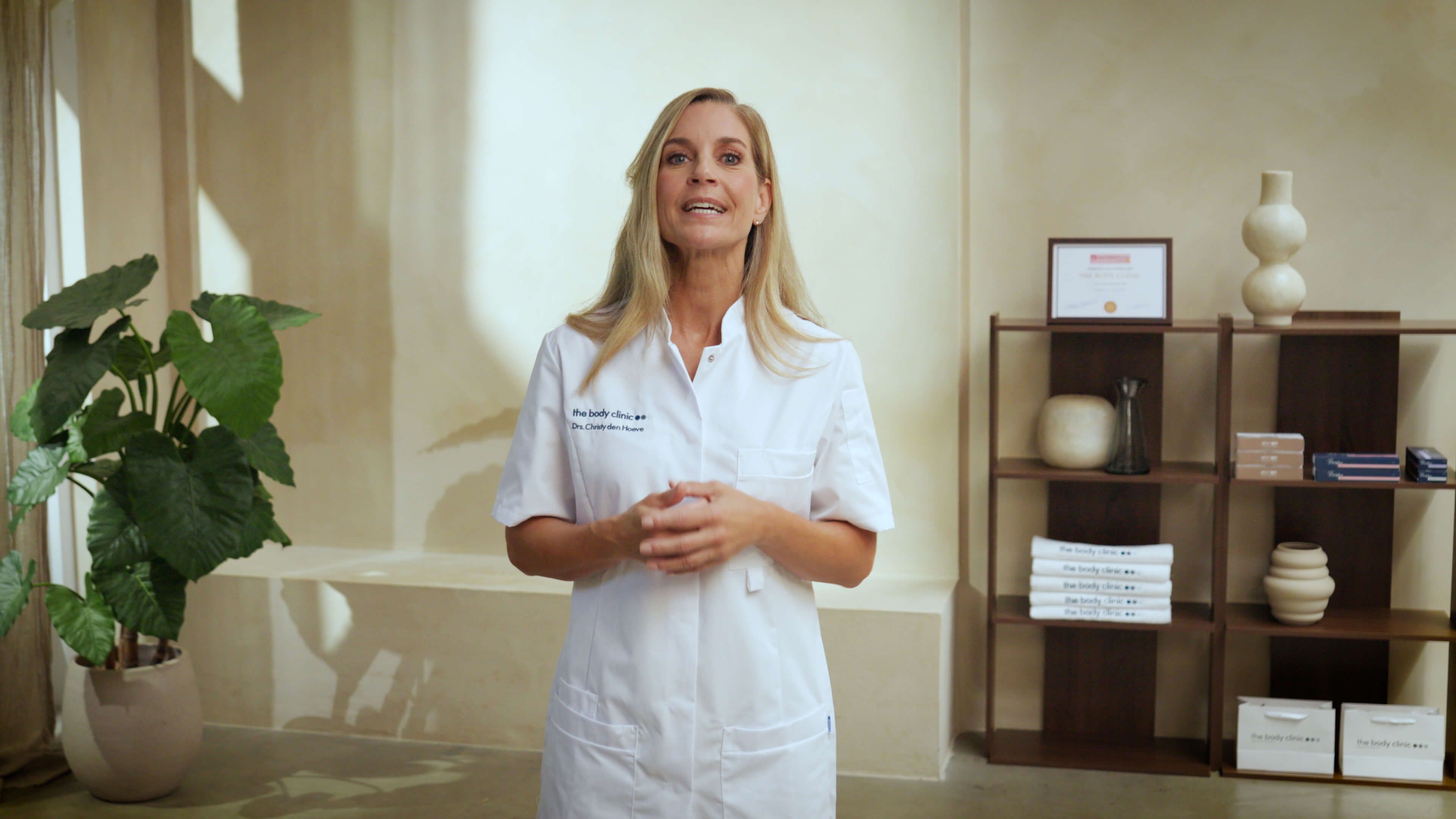 Cosmetisch arts legt botox anti-transpiratie behandeling uit in instructievideo bij The Body Clinic