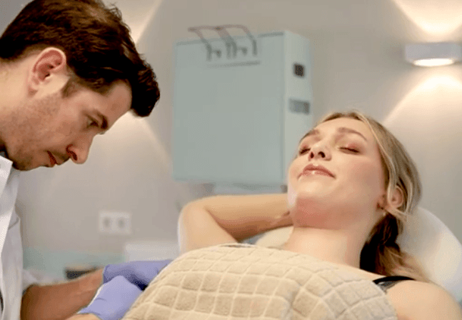 Cosmetisch arts Hugo Ammerlaan voert botox anti-transpiratie behandeling uit bij The Body Clinic