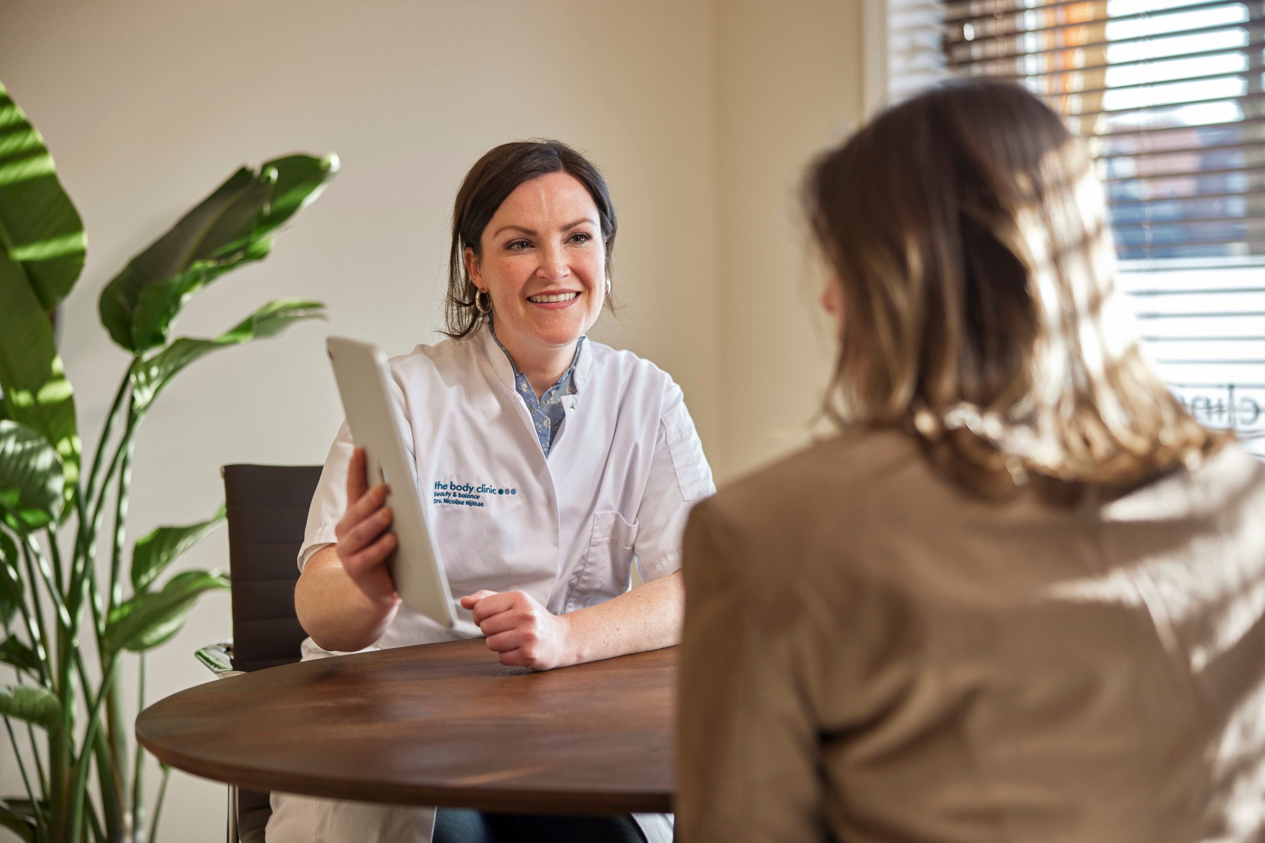 Arts en client tijdens vrijblijvend consult over lipfiller behandeling bij The Body Clinic