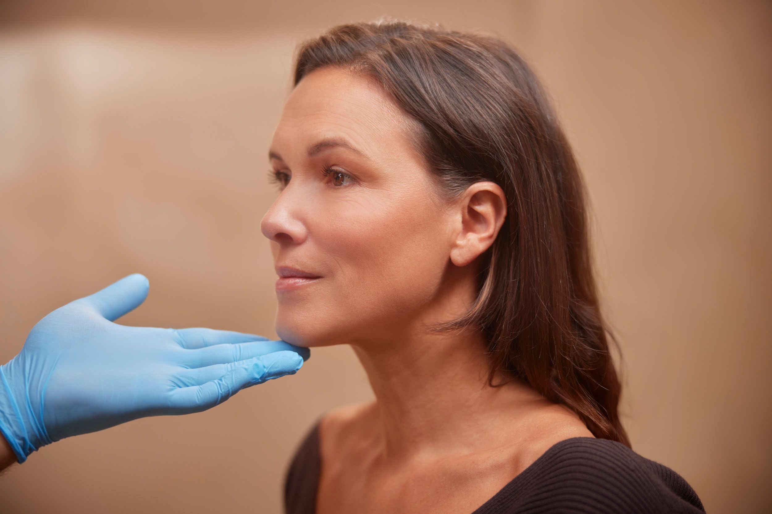 Arts controleert resultaat bij client voor kosteloze touch-up bij The Body Clinic