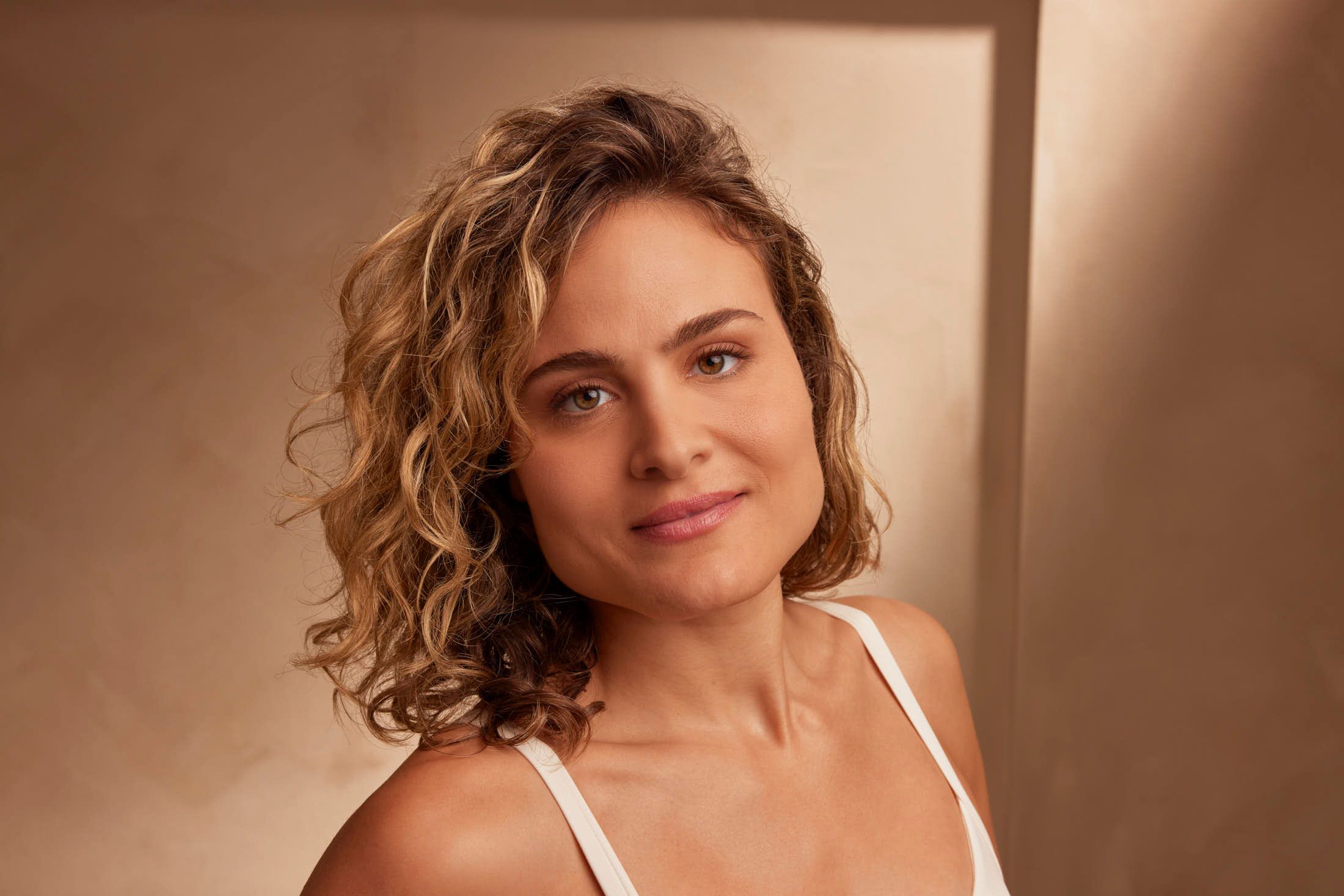 Client met zachte open uitstraling na fronsrimpels behandeling bij The Body Clinic