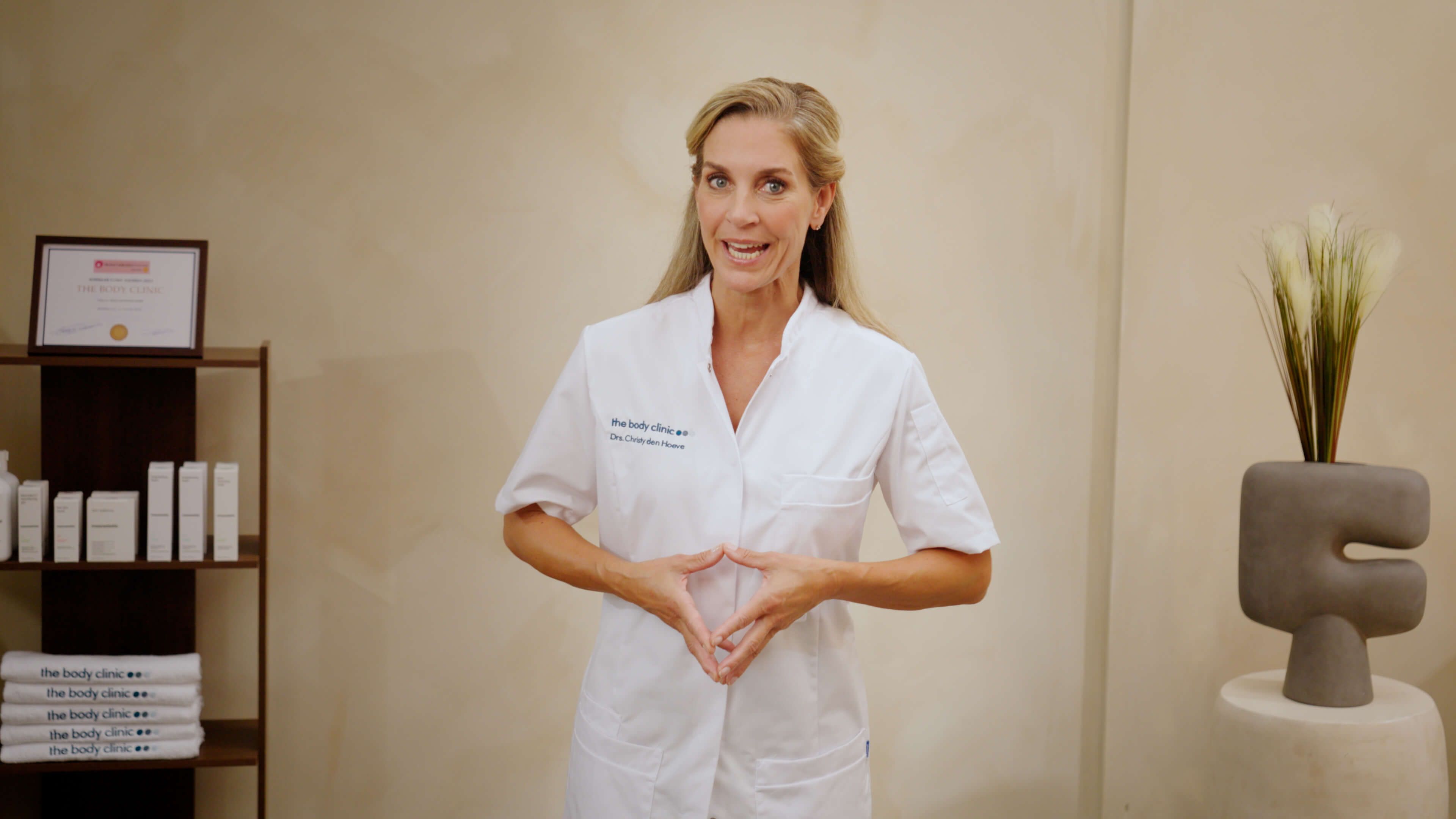 Cosmetisch arts van The Body Clinic geeft uitleg over filler behandeling rimpels bovenlip