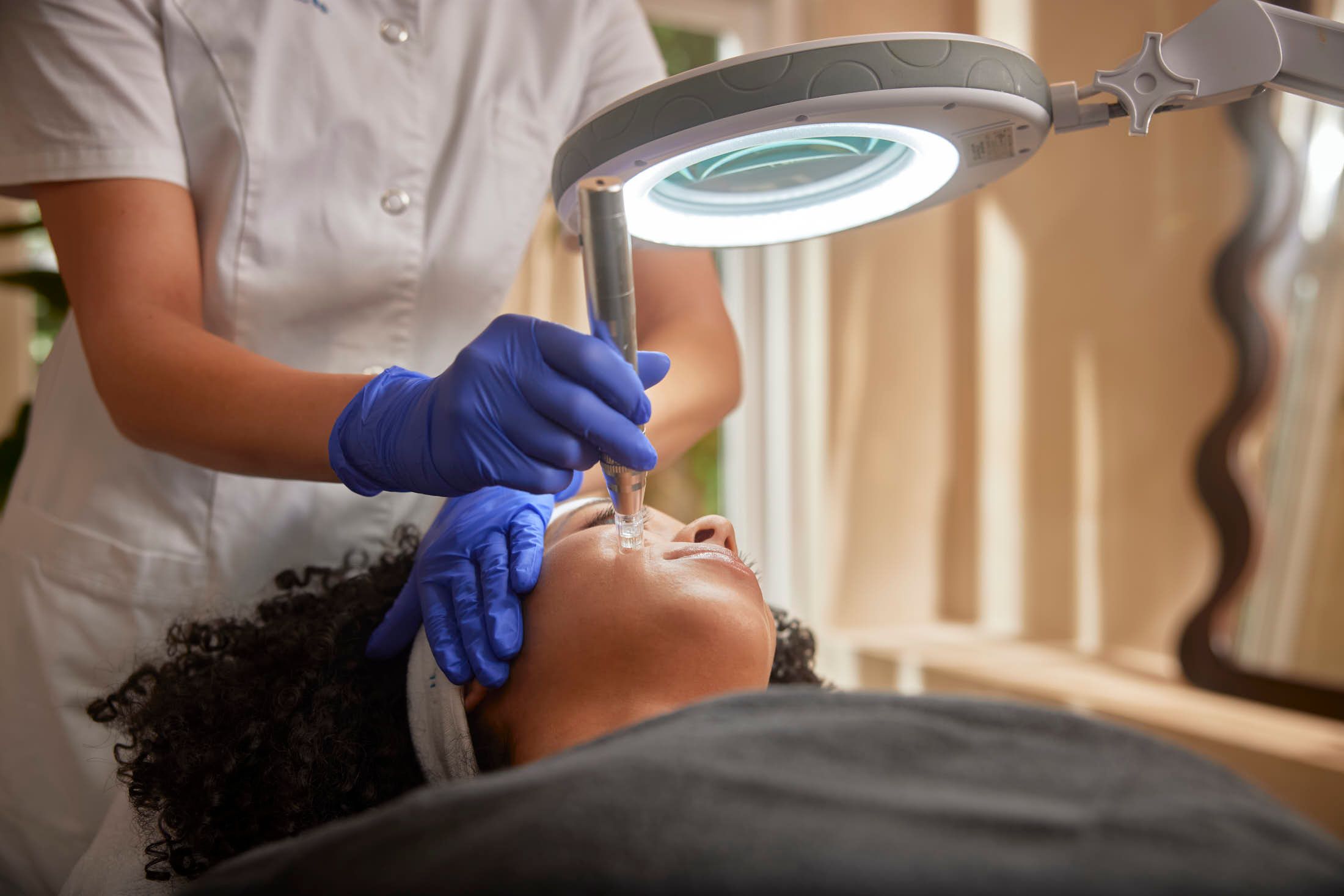 Huidtherapeut voert Mesobotox behandeling uit met microneedling bij The Body Clinic