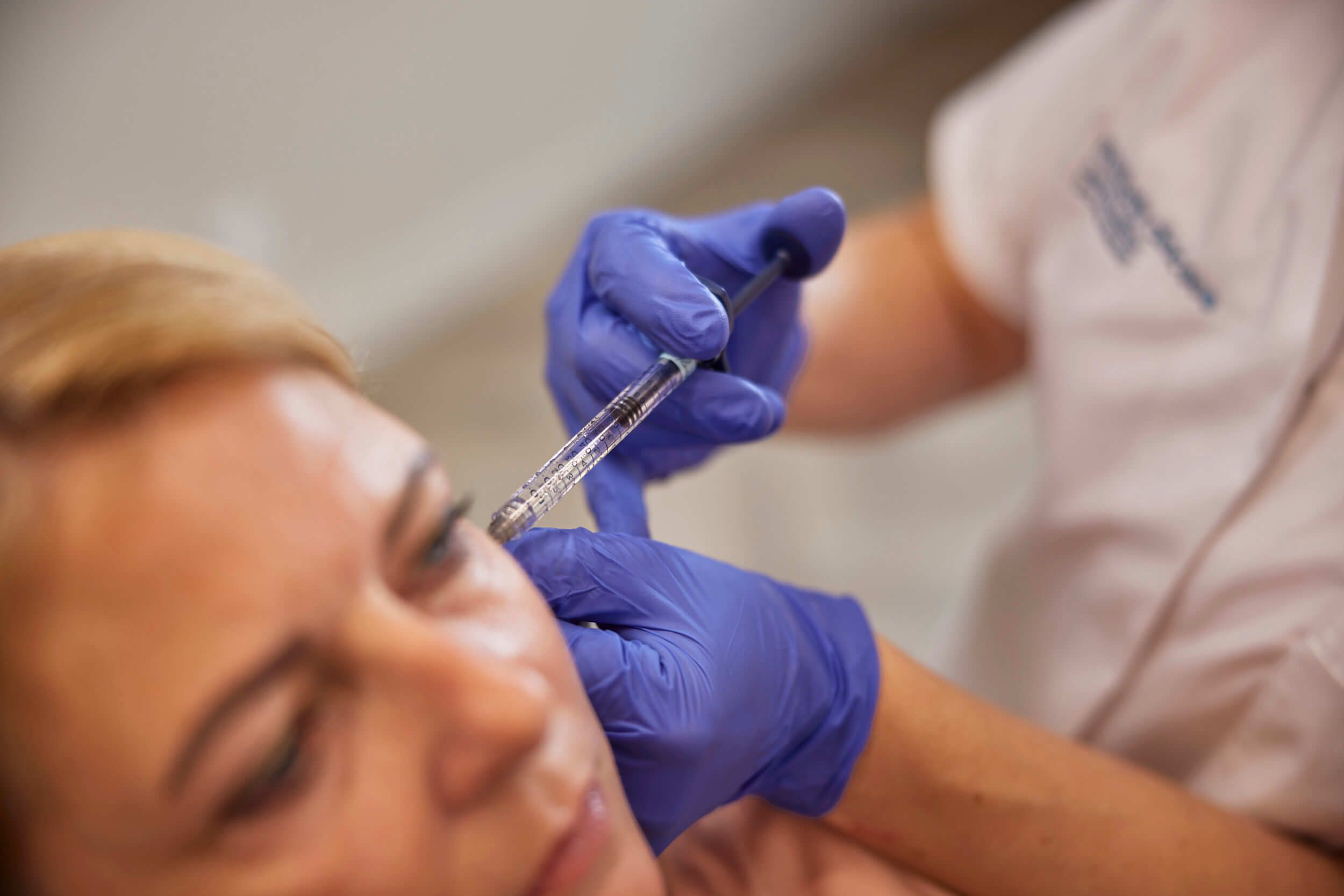 Cosmetisch arts voert PhilArt Eyes behandeling uit rond ooggebied bij The Body Clinic