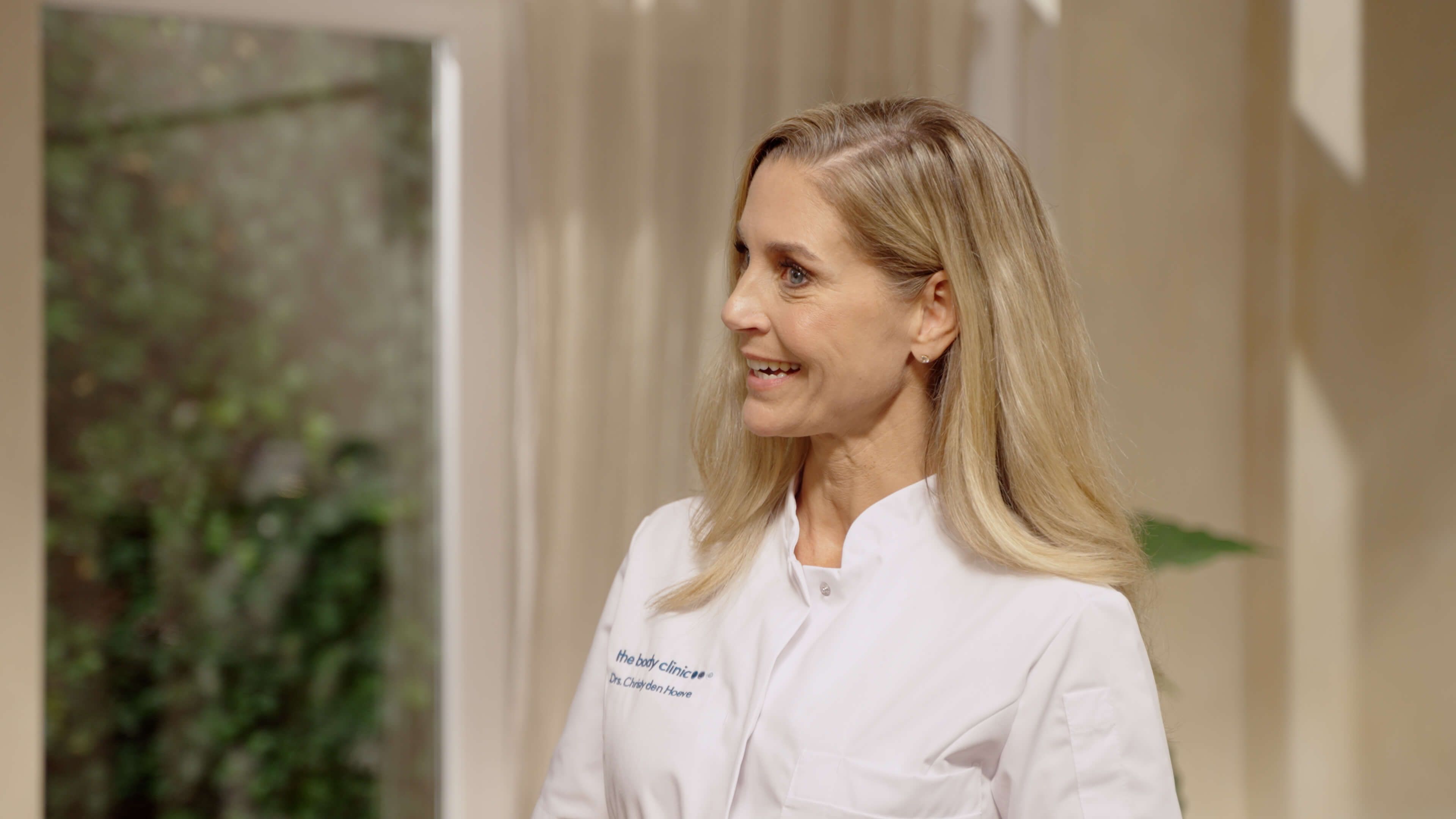 Cosmetisch arts geeft uitleg over botoxbehandeling bij The Body Clinic