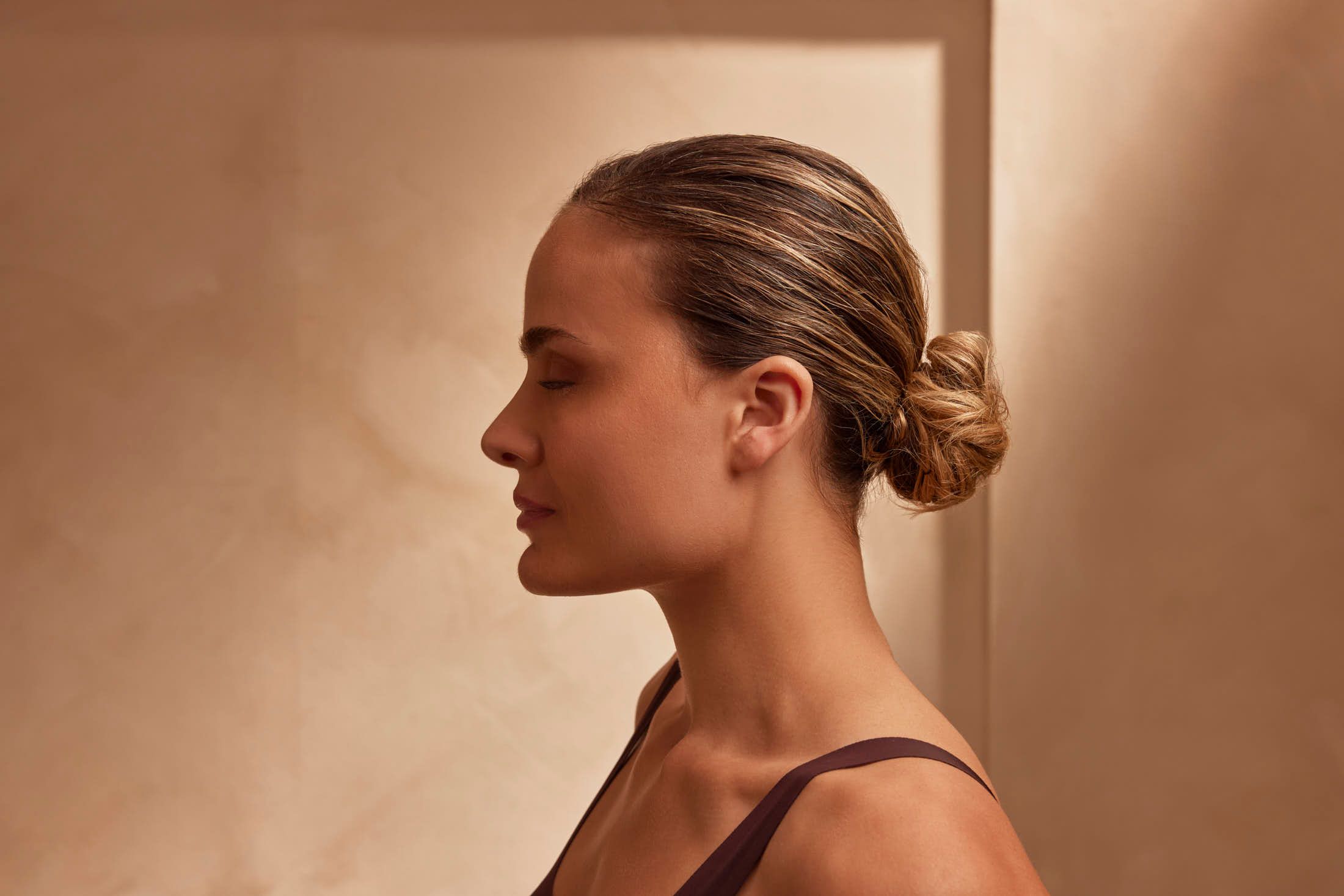 Cosmetisch arts voert fillerbehandeling voor kaaklijn uit bij The Body Clinic