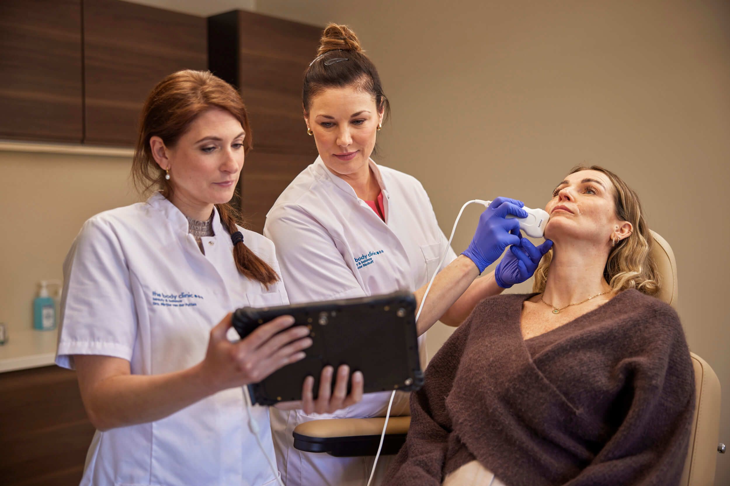 Team van cosmetisch artsen behandelen de client bij The Body Clinic